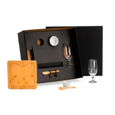 Composto por tábua quadrada 02 espátulas de 14 cm em Bambu 02 ramekins em porcelana 02 copos em v...