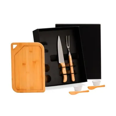 Composto por tábua 02 espátulas de 14 cm em Bambu 02 ramekins em plástico 01 faca 7“ e 01 garfo e...