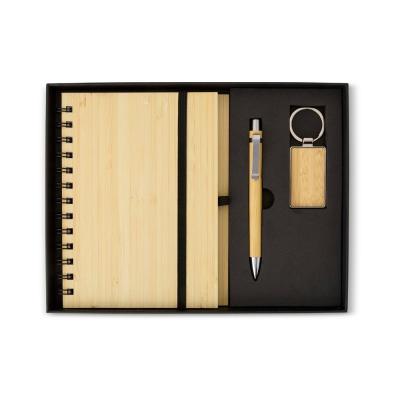 O kit contém: 01 Chaveiro de bambu com detalhe em metal 01 Caderneta de bambu com capa dura e fol...