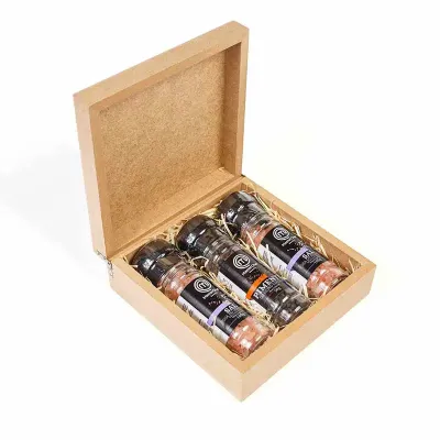 Tubo com três potes de temperos do mundo