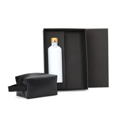 Composto por garrafa em alumínio na cor branca Com capacidade de 1 litro 01 Necessaire com alça e...