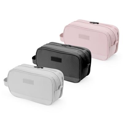 Conta com três compartimentos: Um específico para itens úmidos, outro maior com dois bolsos inter...