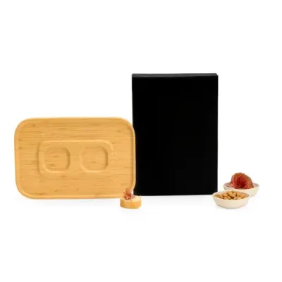 Acompanha dois potes em fibra de Bambu e base em Bambu Tamanho: 33 x 22,2 cm Gravação: Laser na base