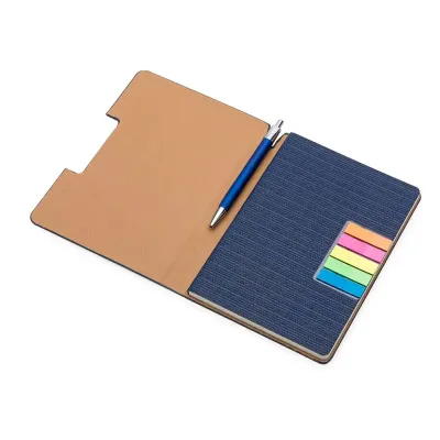 Caderno de anotações com sticky notes