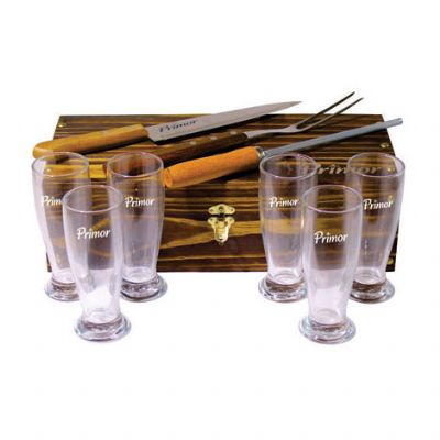 Conjunto de churrasco com faca, garfo, chaira e copos de chopp.