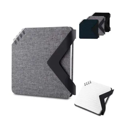 Mini caderno com capa em RPET e fecho magnético em PU, miolo bege composto por 70 folhas pautadas...