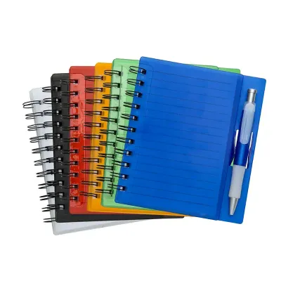 Blocos de anotações com caneta