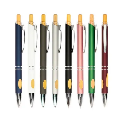 Caneta metálica com detalhes emborrachados no corpo