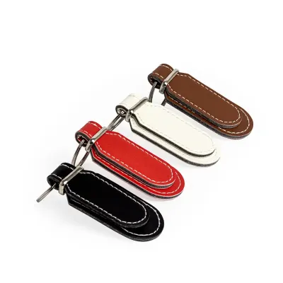 Chaveiro de sintético com detalhe em metal e frente e verso lisos.