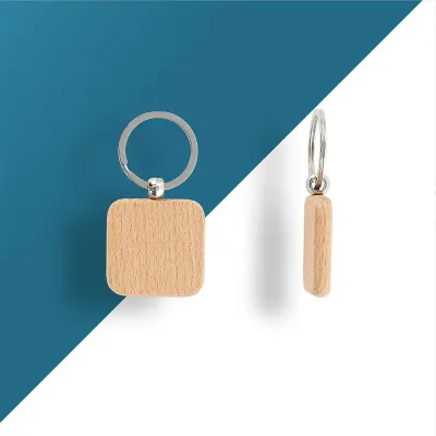 Chaveiro em madeira com formato quadrado gravado