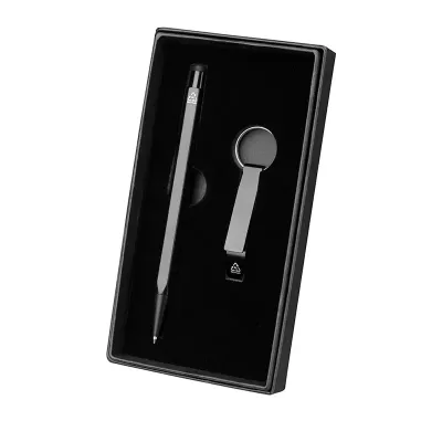 Conjunto composto por chaveiro pé de galinha em alumínio reciclado e caneta de acionamento em alu...