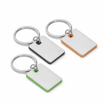 Chaveiro em metal com detalhe colorido.