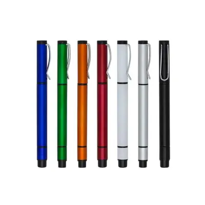 Caneta plástica colorida com marca texto e detalhes em preto