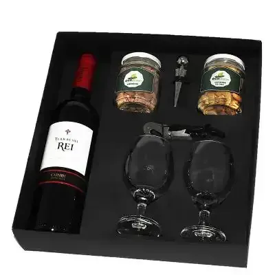 Kit vinho com duas taças e dois potes de castanha de caju e do Pará