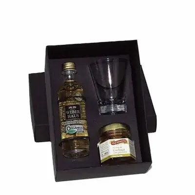 Kit Cachaça Gourmet com cachaça Orgânica Weber Haus de 50 ml com 1 pote de geleia de cachaça com pimenta e com 1 copo de dose de vidro com gravação na tampa da caixa e no copo