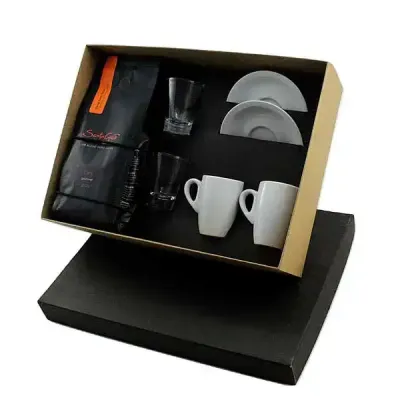 Kit café com 2 xícaras com pires, sache de café e 2 copos de vidro 