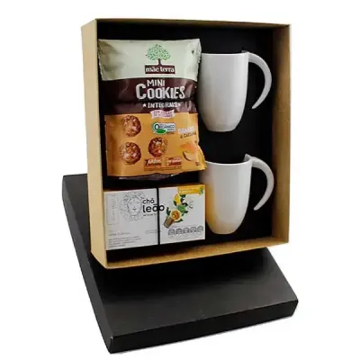 Kit chá com duas canecas de porcelana, cápsulas de chá e mini cookies