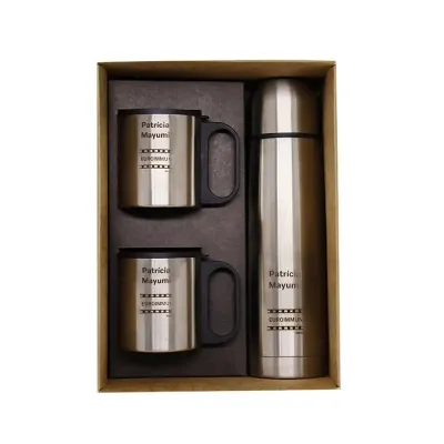 Kit com garrafa térmica e canecas 1