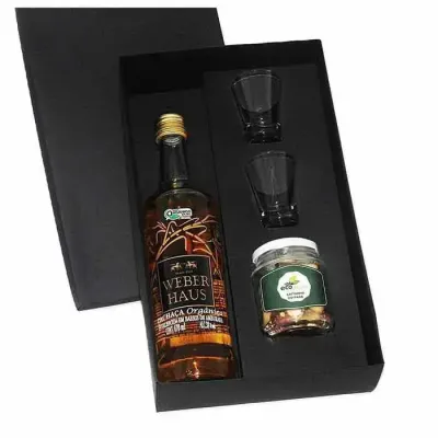 Kit Cachaça personalizado em caixa de papel com Cachaça Weber Haus 750ml, 2 Copos e 1 Pote de petiscos com etiqueta personalizada. Gravação nos copos e tampa da caixa