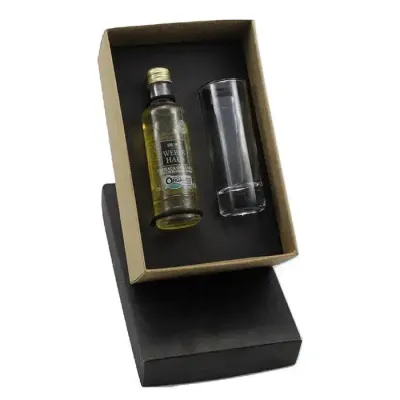 Kit Cachaça personalizado em caixa de papel com Cachaça Weber Haus 50ml e Copo. Gravação na tampa da caixa