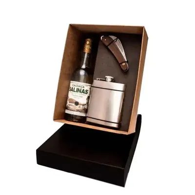 Kit Cachaça Premium contendo cachaça Salinas 300 ml, Canivete Tramontina 3”, cantil de inox 250 ml Gravação no Canivete, cantil , na tampa da caixa.