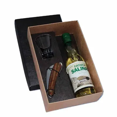Kit Bebida acompanha cachaça Salinas 300ml