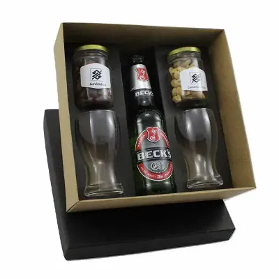 Kit cerveja Becks 330ml com dois copos e dois potes de petiscos
