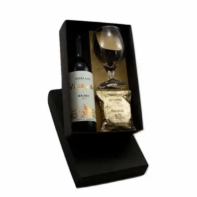 Kit com vinho, taça e alfajor em caixa de papel