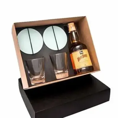 Kit whisky White Horse 500ml com 2 copos de vidro e 2 porta-copos