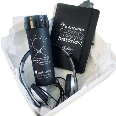 Kit Onboarding com caixa, headphone, caderneta e garrafa.