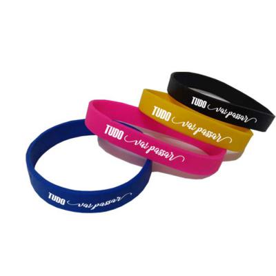 Pulseira emborrachada com mais de 20 tonalidades disponíveis 
