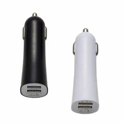 Carregador Veicular na cor branco e preto 