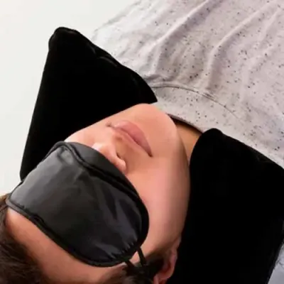 Kit viagem com travesseiro inflável, máscara para olhos e protetor auricular