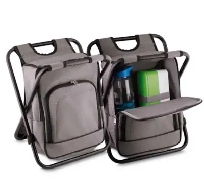 Bolsa térmica e cadeira cinza
