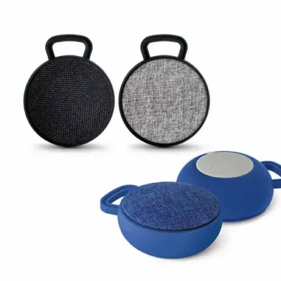 Caixas de som com alça nas cores azul, preto e cinza