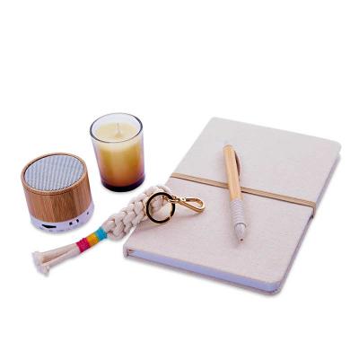 Kit Recordações com caderno, caixa de som, vela e caneta