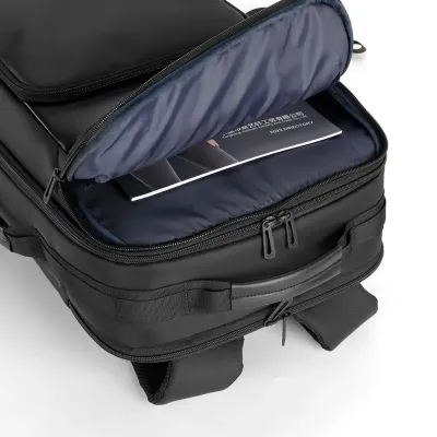 Mochila com zíper aberto