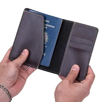 Porta passaporte com aba na cor marrom 