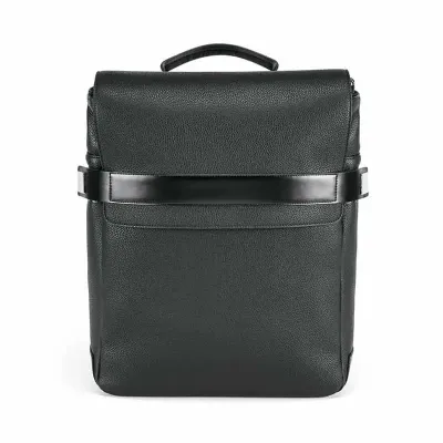 Mochila sofisticada, construída em polipele texturada de elevada qualidade