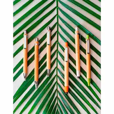 Esferográfica em bambu e clipe metalico