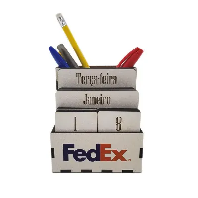Calendário em MDF com porta canetas - FedEx