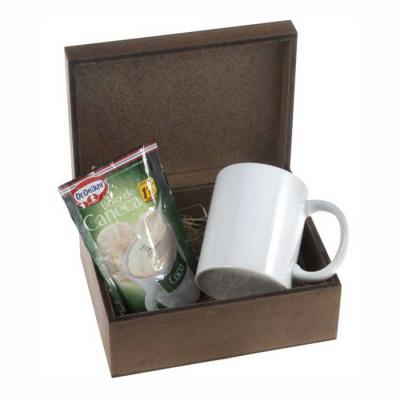 Kit chá com caneca de porcelana e um sachê de bolo para microondas