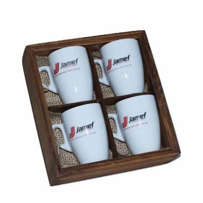 Kit com 4 xícaras personalizadas de porcelana em caixa de madeira