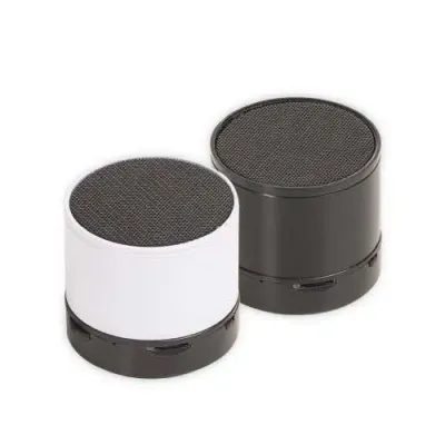 Caixas de som nas cores preta e branca com bluetooth e rádio FM