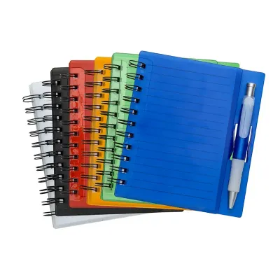 Blocos com caneta em várias cores