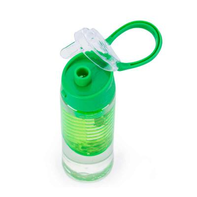 Garrafa plástica com infusor