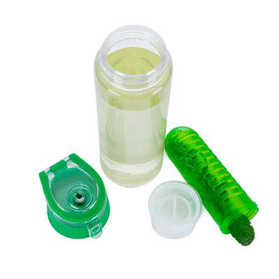 Garrafa plástica com infusor