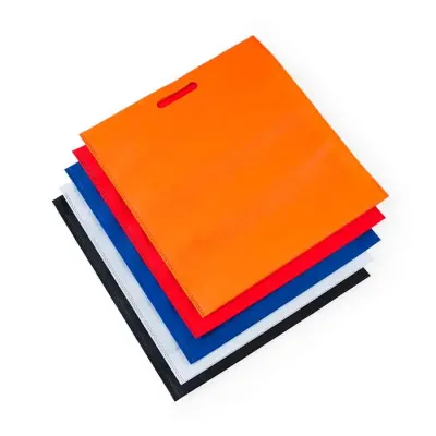 Sacola colorida em TNT com alça em formato 