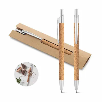 Esferográfica. Cortiça e alumínio. 1,5km de escrita. Fornecida com embalagem presente em cartão. ...
