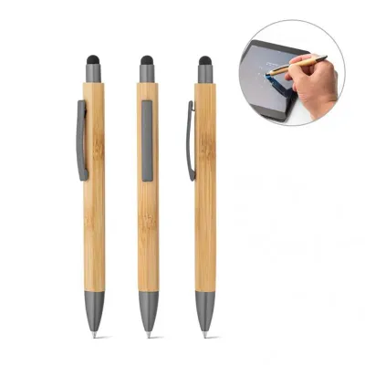Esferográfica em bambu com clipe em metal e acabamento mate.
